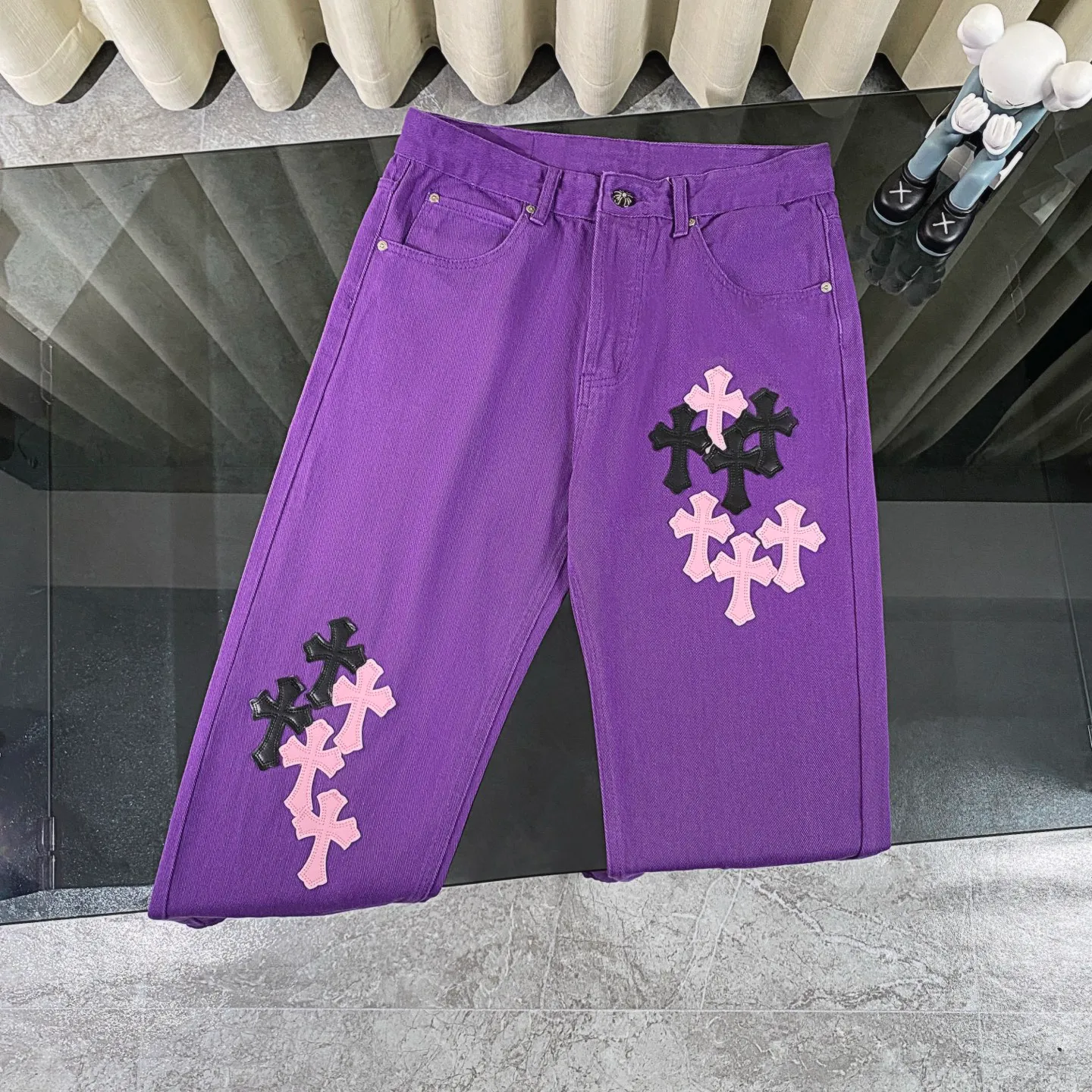 P240 CH Chromehearts 2025 new limited edition black and pink cross leather couple style washed loose purple jeans 💜 Top quality ceiling quality styles with different washed textures, very friendly to people with thin legs and thick legs. The straight and loose version is very flattering to the leg shape. Timeless and moderate length, easy to match with casual, basic styling for various styles, a must-have in the wardrobe! The fabric is stiff but also makes the upper body soft without losing texture. The washing process is even more perfect. It is a must-have item for everyone! ! ! Washed wheat, hang tag, pants label, three labels complete Color: Purple Size: 28, 30, 32, 34